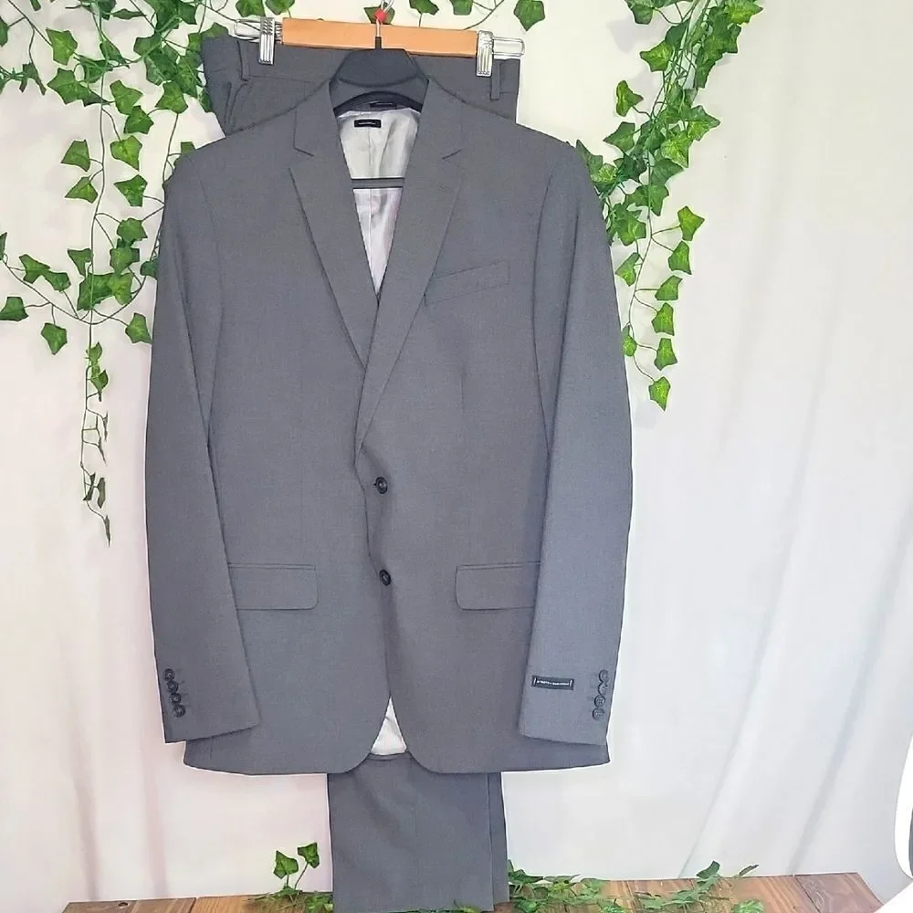 JF. J. Ferrar.  3 Piece Men's Gray Suit. Size Large. NWT